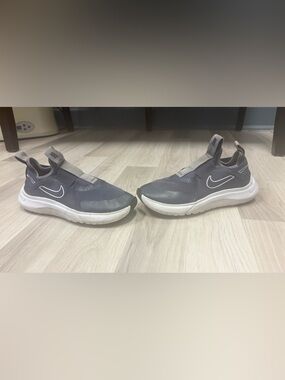 Nike kids Slip-On Sneakers in Navy and White